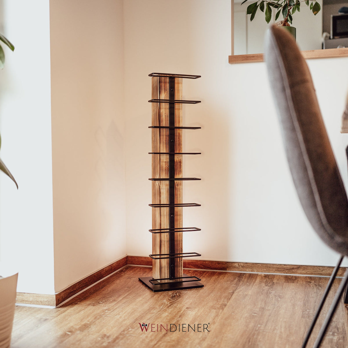 Weindiener Weinregal aus geflammtem Holz in einer Wohnung