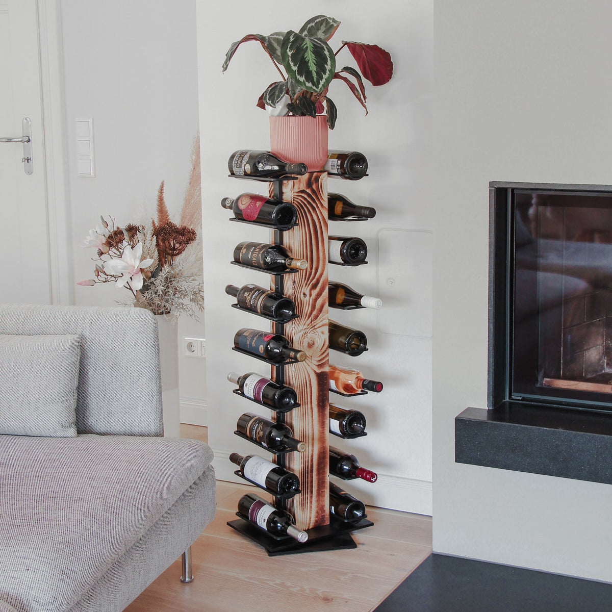Drehbares Weindiener Weinregal mit 18 Weinflaschen im Wohnzimmer neben dem Kamin